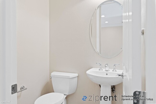 Building Photo - 2 br, 2.5 bath Townhome - 1188 Morse Avenu...