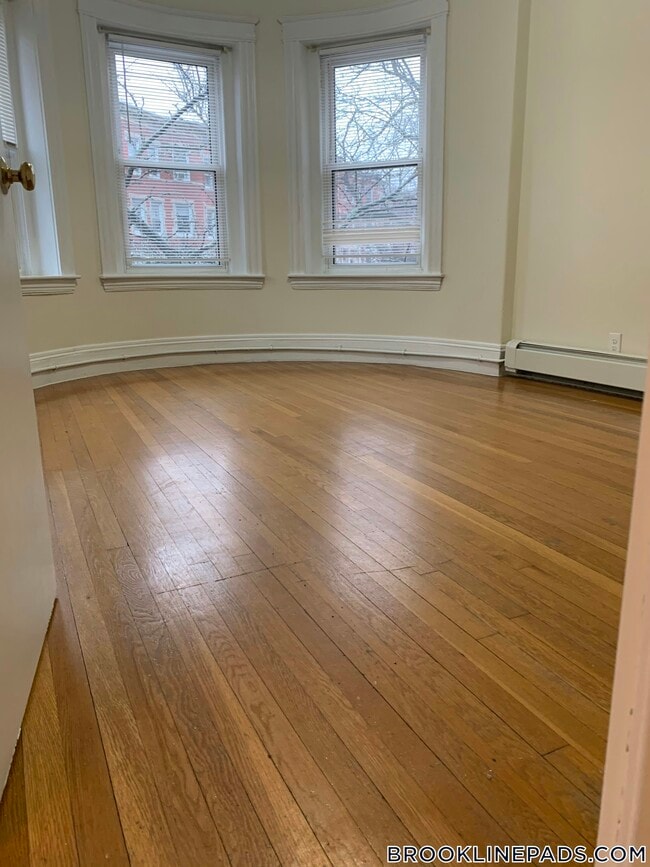 Foto del edificio - 208 Winthrop Rd