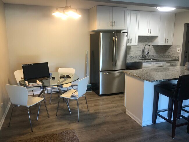 Foto del edificio - 880 E Old Willow Rd