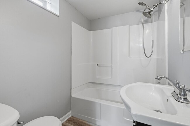 Building Photo - Modern 2 bedroom home in Carnegie available now!