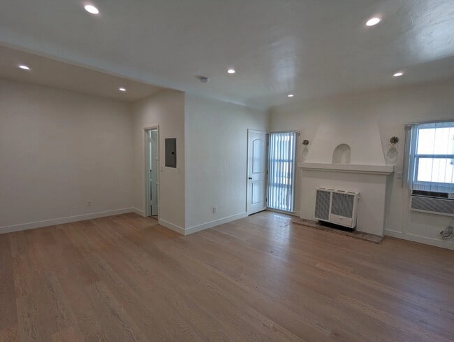 Foto del edificio - 559 Normandie Ave