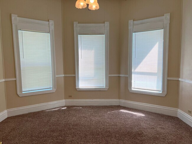 Building Photo - Welcome home to 4010 S Santa Clara!