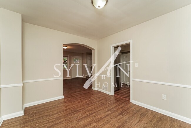 Building Photo - Enjoy low-maintenance living in this 4 bed...