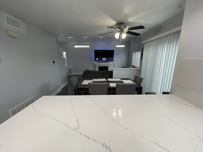 Foto del edificio - 726 W Wilson St