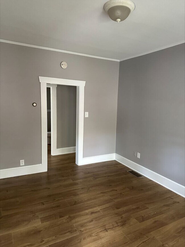 Foto del edificio - Two Bedroom House Blocks from Downtown Available Mid-June