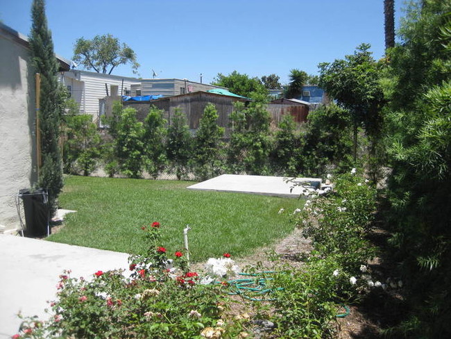Building Photo - 411 Emerald Ave