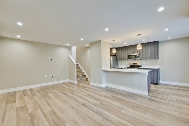 Building Photo - Stunning Modern Almost New Condo, Pets Welcome!