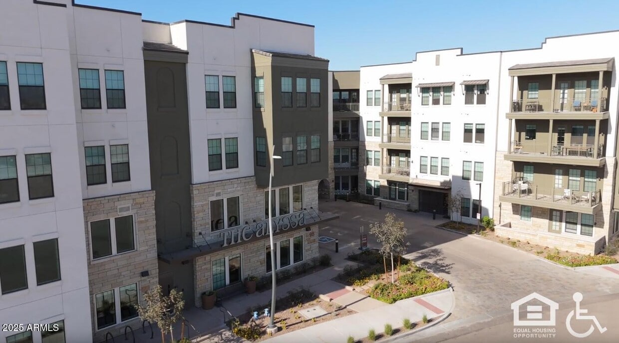 Foto principal - 98 S River Dr