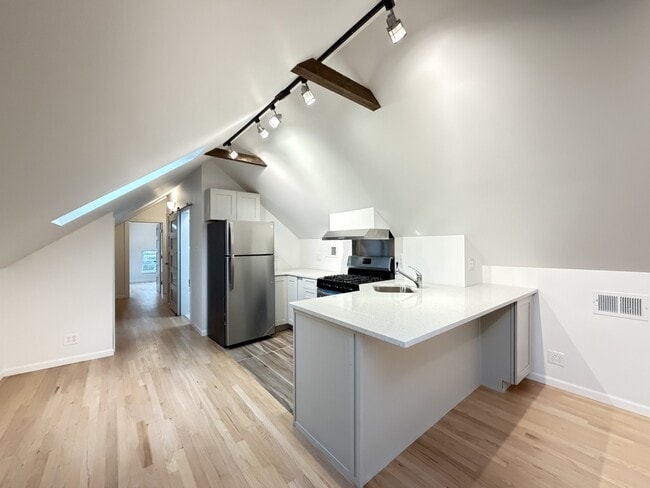 Building Photo - 1416 N Bosworth Ave