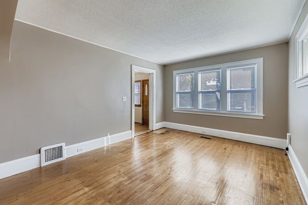 Pisos de madera en todas partes - 4244 Longfellow Ave