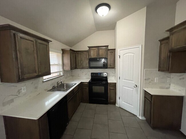 Foto del edificio - Luxury Vinyl plank and community amenities!  Beautiful 3/2/2 in Yukon!
