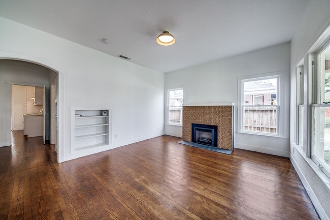 Building Photo - RENOVATED 2-BEDROOM DUPLEX IN TOBIN HILL