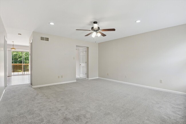 Building Photo - Freshly Updated 3B/2.5B Townhome with Walk...