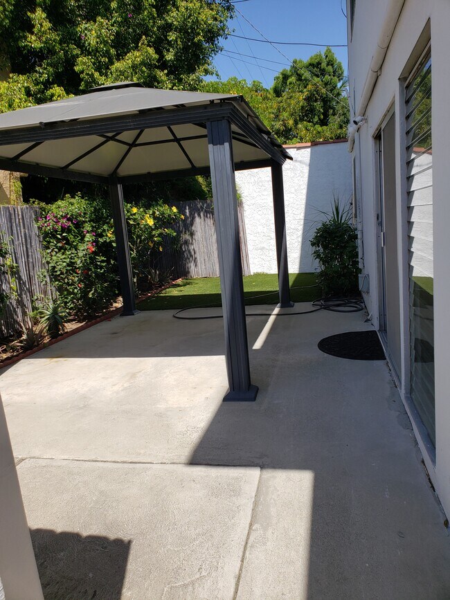 Foto del edificio - 1079 Meadowbrook Ave