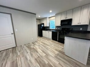 Building Photo - 2484 Maple Dr