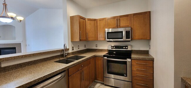Building Photo - 2 Bed 2 Bath Top Floor Condo South Everett...