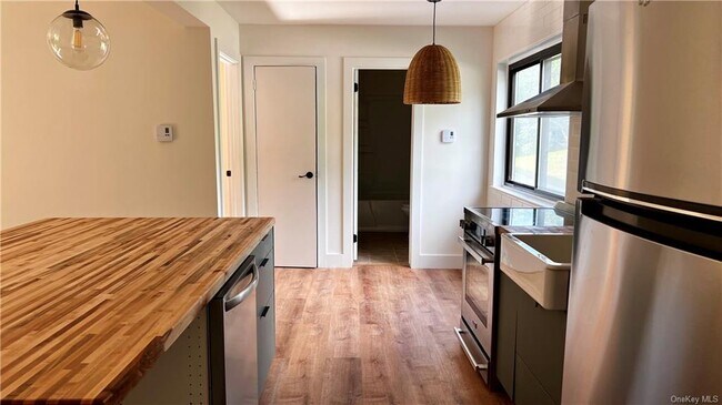 Building Photo - 10 Millholland Dr