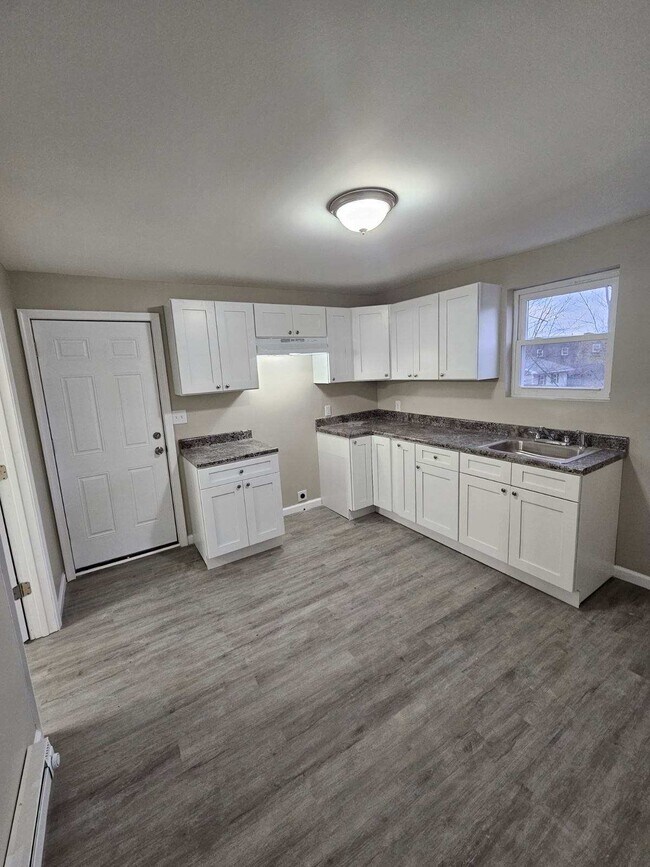 Building Photo - NEWLY RENOVATED HOME! AVAILABLE NOW!