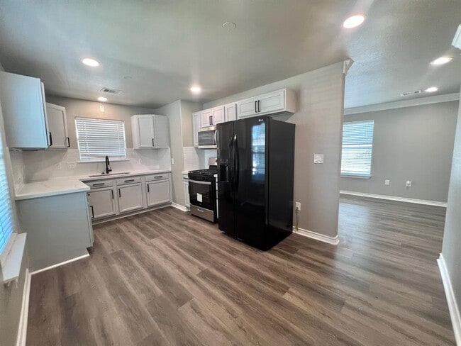 Building Photo - 615 E 40th St