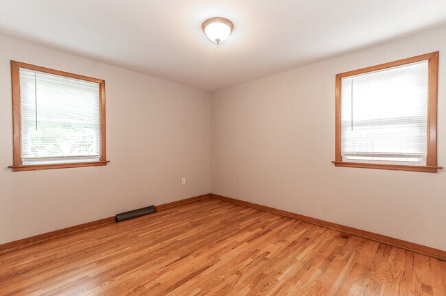 Photo - 437 Elizabeth St House