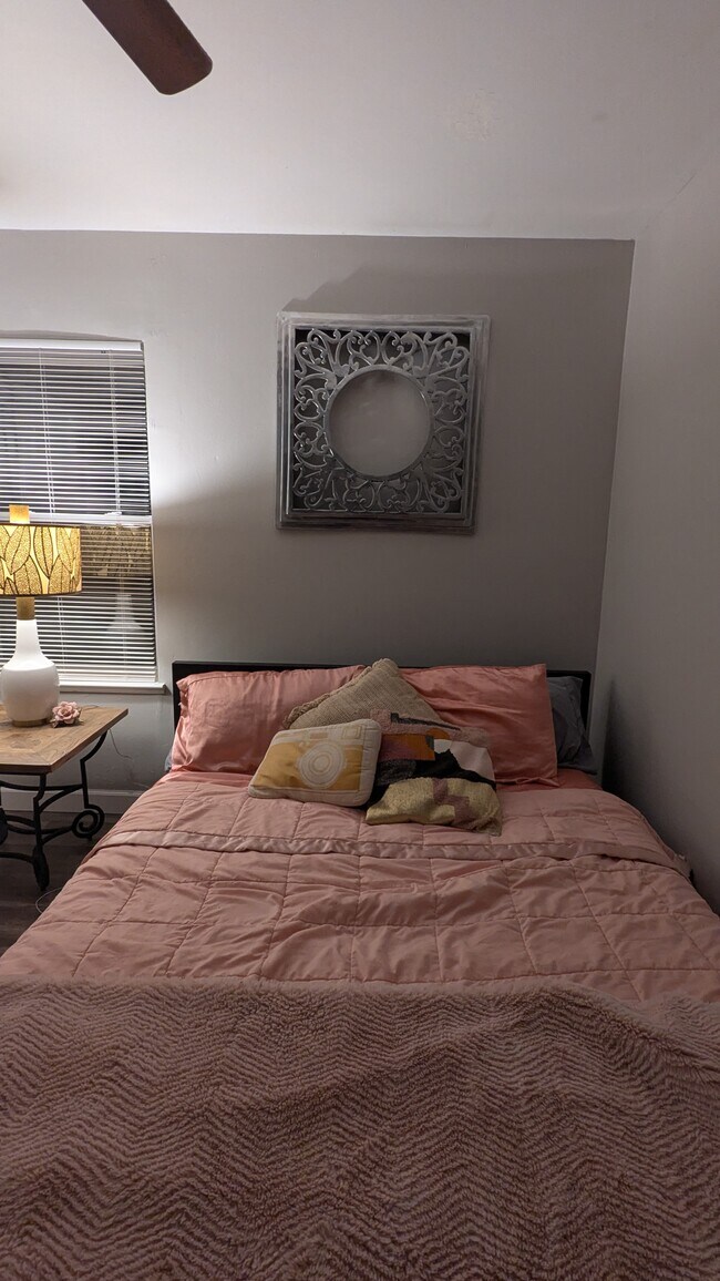 Dormitorio principal completamente amueblado. - 3182 Latona Dr SW