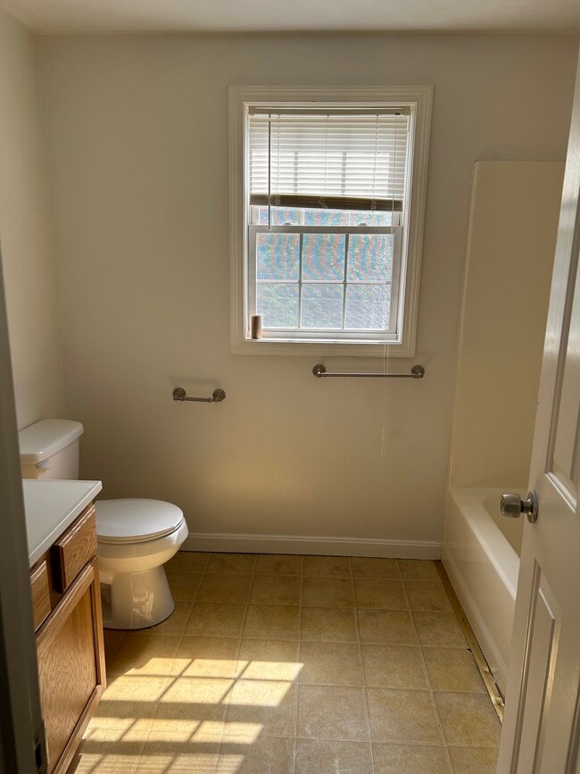 bath 2 - 30 Nicholas Dr