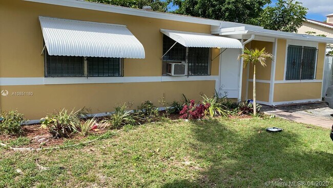 Foto del edificio - 4696 Clinton Blvd
