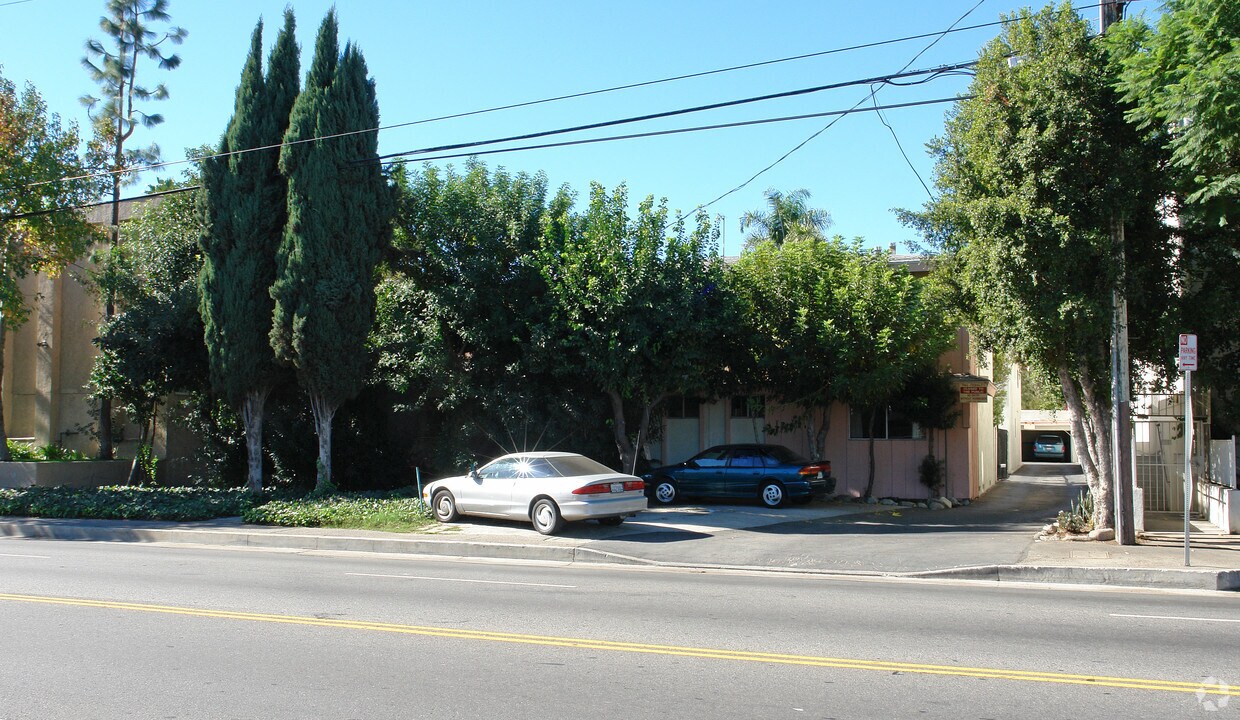 Foto principal - Chateau 6461 Kester Apartments, LLC