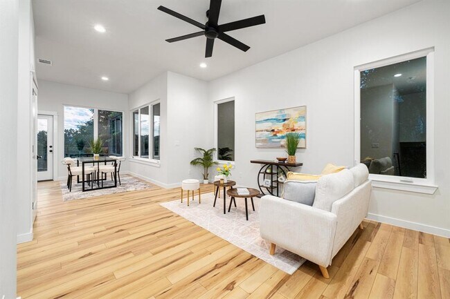 Foto del edificio - 2309 Montopolis Dr