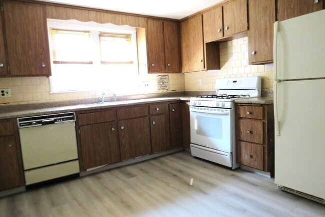 Building Photo - 93-95 Durnell Ave