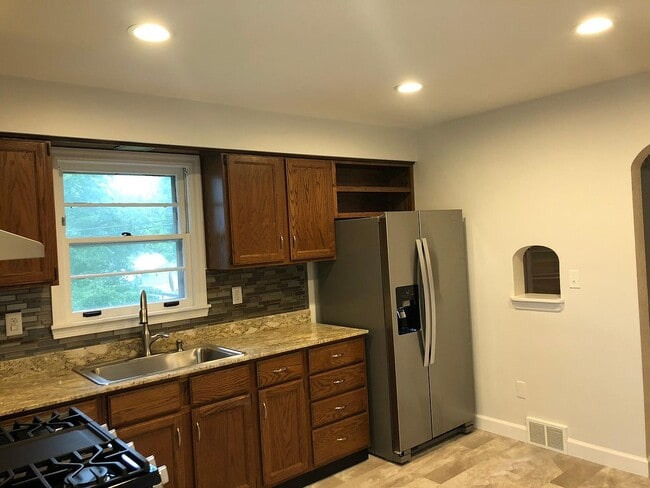 Building Photo - 1202 W Willow Ln