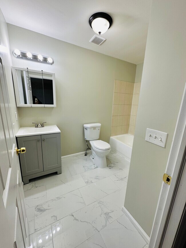 Building Photo - 766 S 17th St