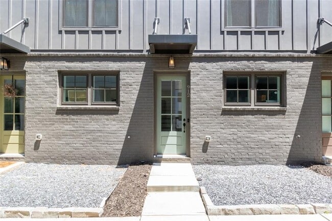 Building Photo - 912 Huff Rd NW