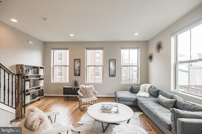 Building Photo - 1432 S Leithgow Terrace