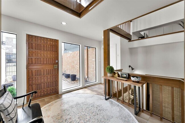 Building Photo - 16 Lakeview Manor