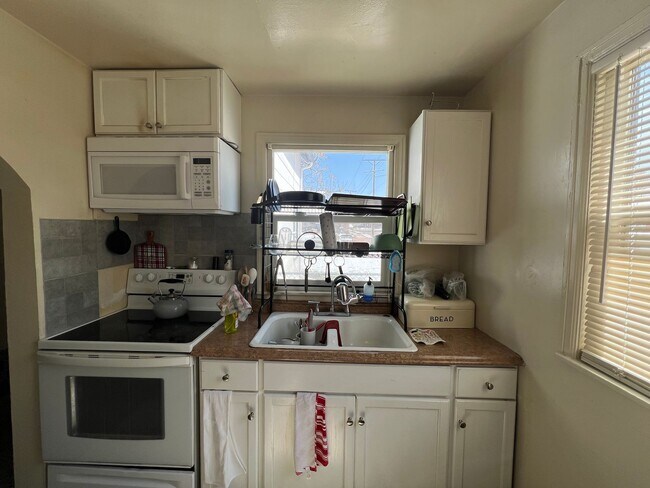 Building Photo - 2 Bedroom 1 Bathroom Half Duplex in Denver...