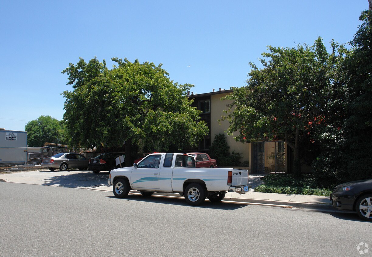 Primary Photo - 753 Sapphire St