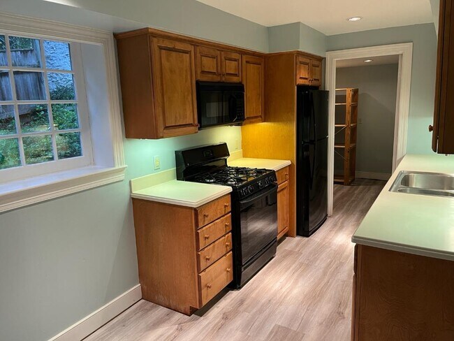 Cocina y despensa/lavandería - 2 River Rd