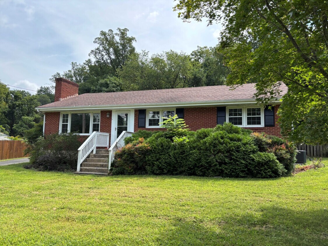 Foto principal - 833 Clearwater Ave