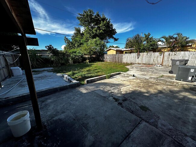 Foto del edificio - 559 Dogwood Rd