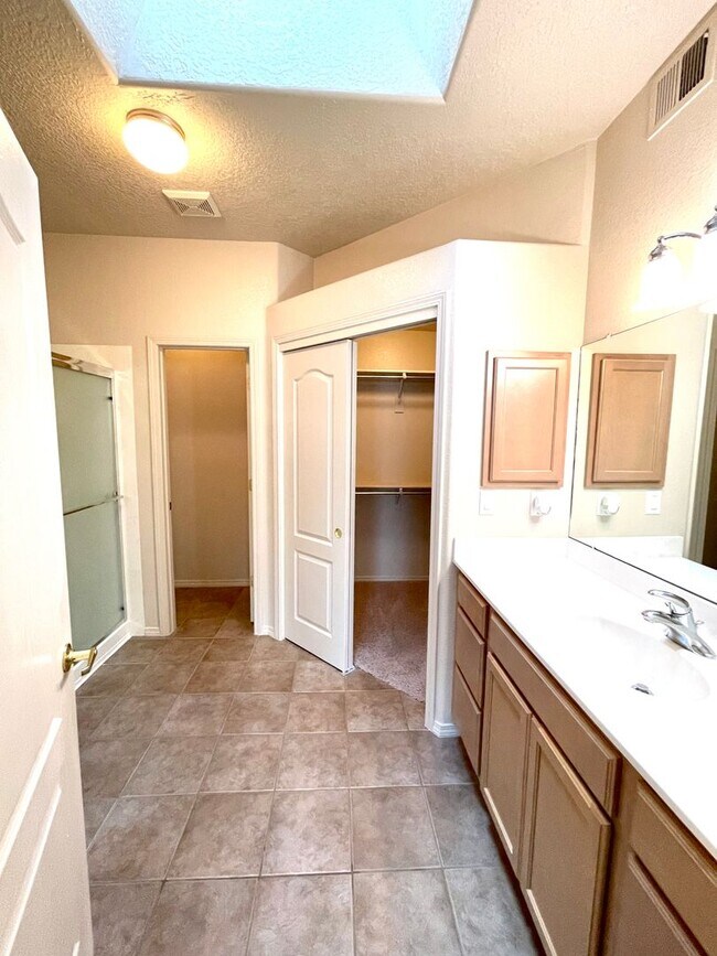 Building Photo - NW Gated Community