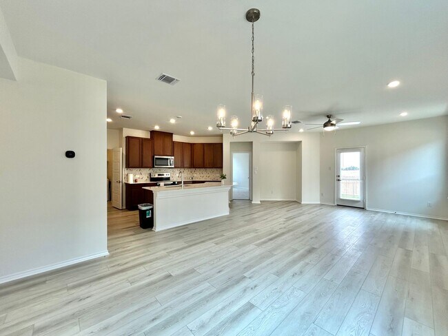 Foto del edificio - Spacious & Updated 4/BR 3/5/BA Home with M...