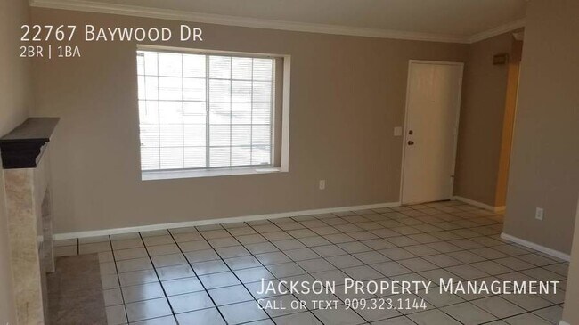 Building Photo - Cozy 2 Brm/1 bath with large back yard! Mu...