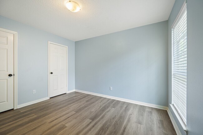 Foto del edificio - 5827 Willow Park Dr