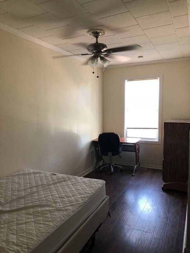 Foto del edificio - 1436 E Genesee St