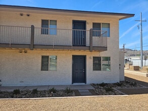 Building Photo - 1241 E Cinnabar Ave