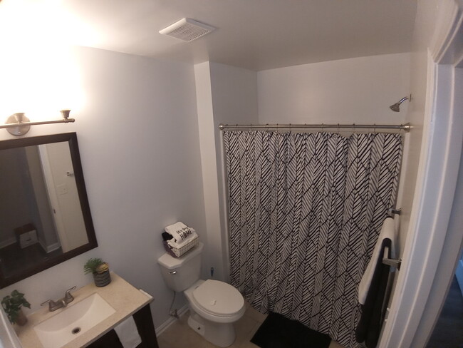 Building Photo - 1307 N Eden St