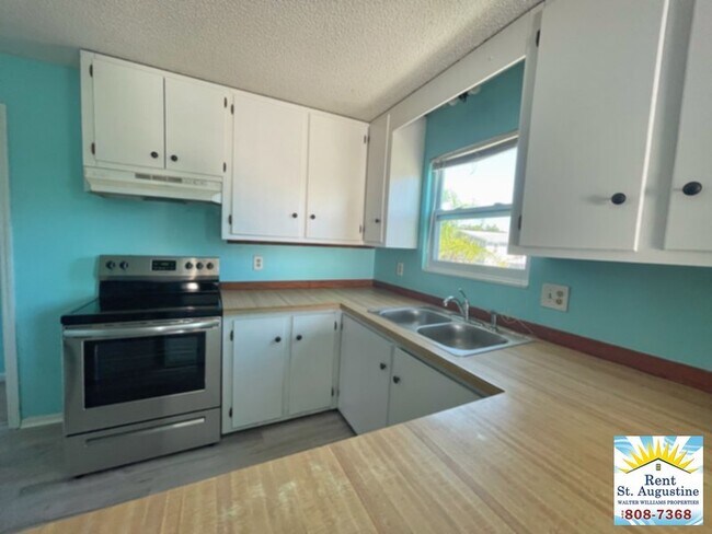 Building Photo - 3BR/1BA island duplex, close to all.