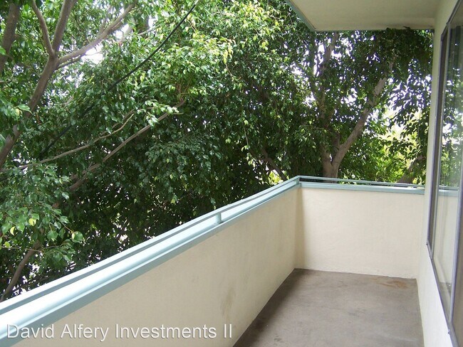 Foto del edificio - 8276-8288 Orchard Ave
