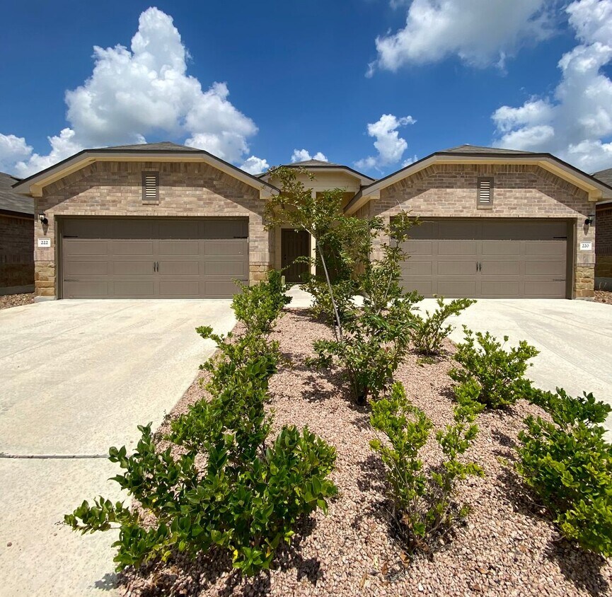 Foto principal - 3/2 Duplex in New Braunfels, TX